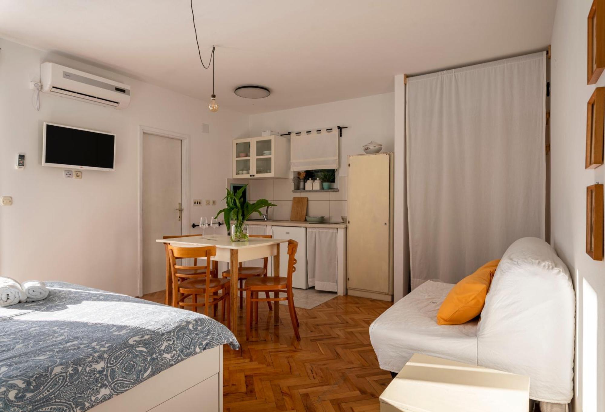 Charming Tale Apartments Modun19 Pirovac Ruang foto